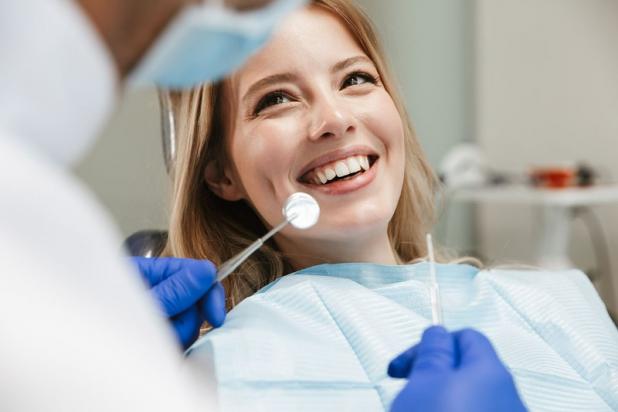 Dentiste donnant le sourire