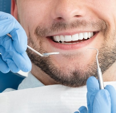 Pose d’implants et prothèses dentaires